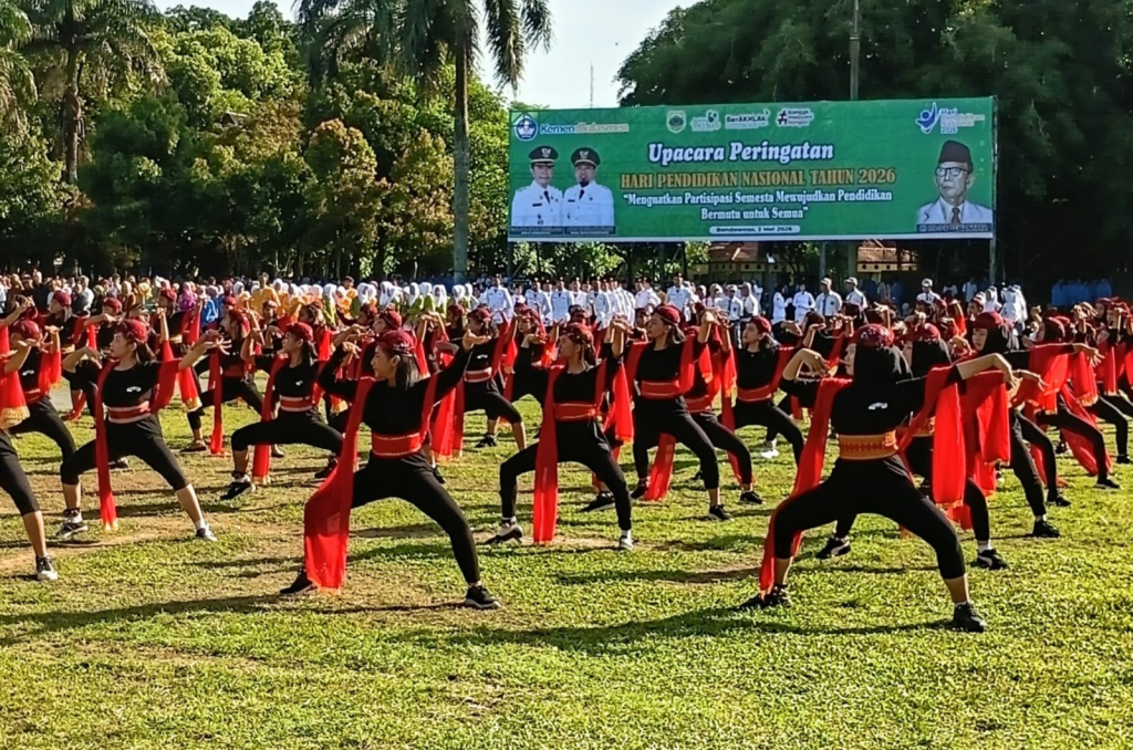 400 pelajar tampil kolosal membawakan Tari Remo Sutinah pada Peringatan Hardiknas 2026 di Bondowoso. Penampilan ini menjadi simbol pelestarian budaya di tengah generasi muda.