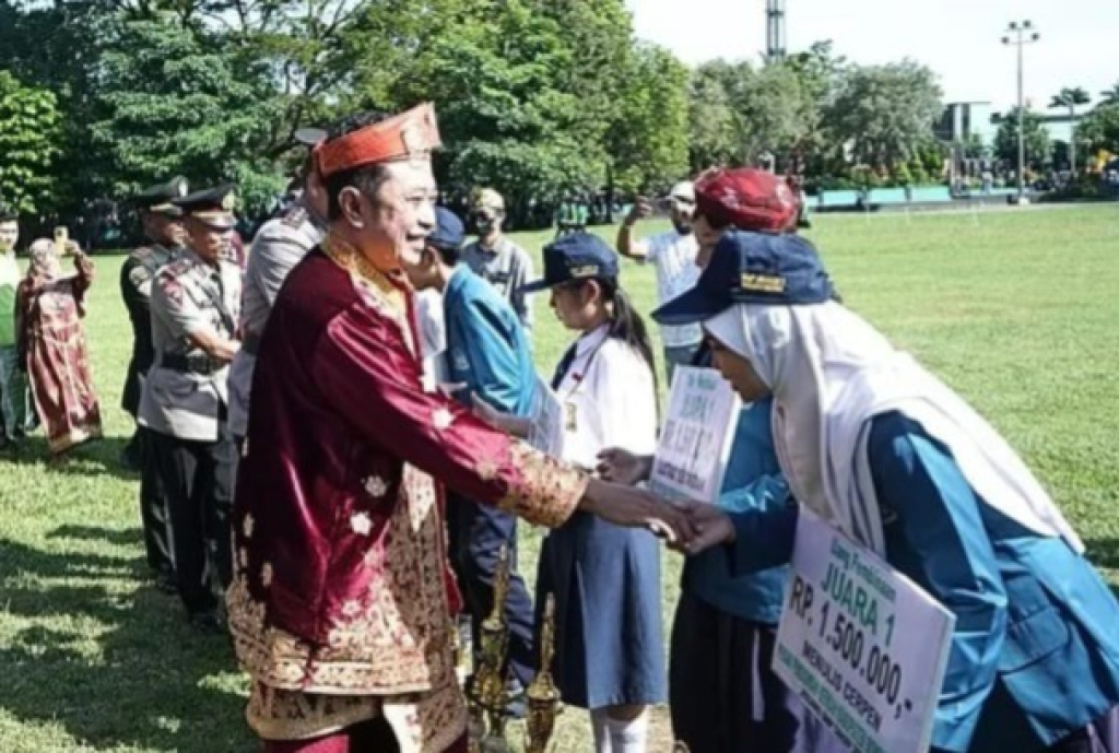 Bupati Bondowoso Abdul Hamid Wahid memberikan apresiasi kepada para siswa usai menerima penghargaan Pekan Pendidikan Berkah 2026 dalam peringatan Hardiknas di Alun-alun Ki Bagus Assra, Senin (4/5/2026).