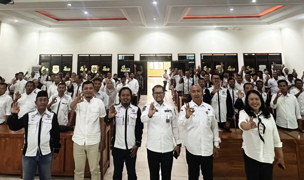 Sekretaris Daerah Bondowoso Fathur Rozi bersama Kepala DPMD Mahfud Junaedi, tenaga ahli, dan pendamping desa berfoto usai Rapat Koordinasi Pendamping Desa se-Kabupaten Bondowoso di Aula Ijen Raung, Rabu (6/5/2026).