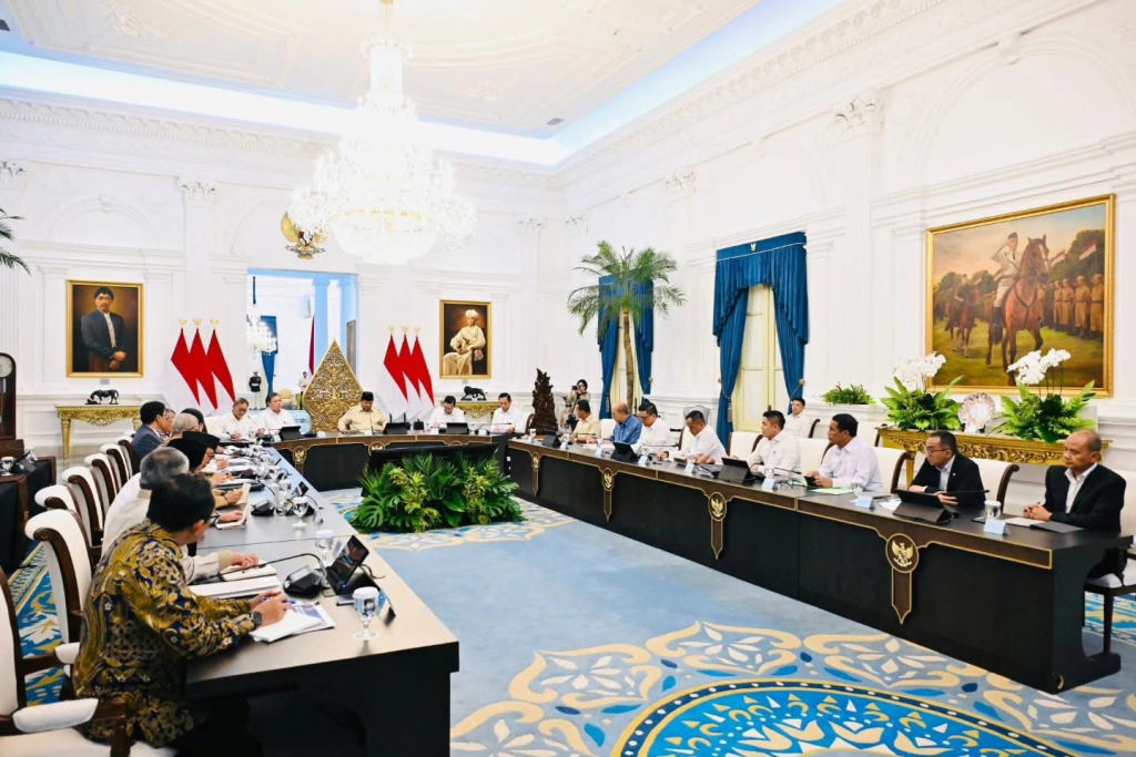 Presiden Prabowo pimpin Rapat Kabinet Terbatas dengan KSSK terkait kondisi perekonomian nasional terkini dan perkembangan ekonomi politik global.