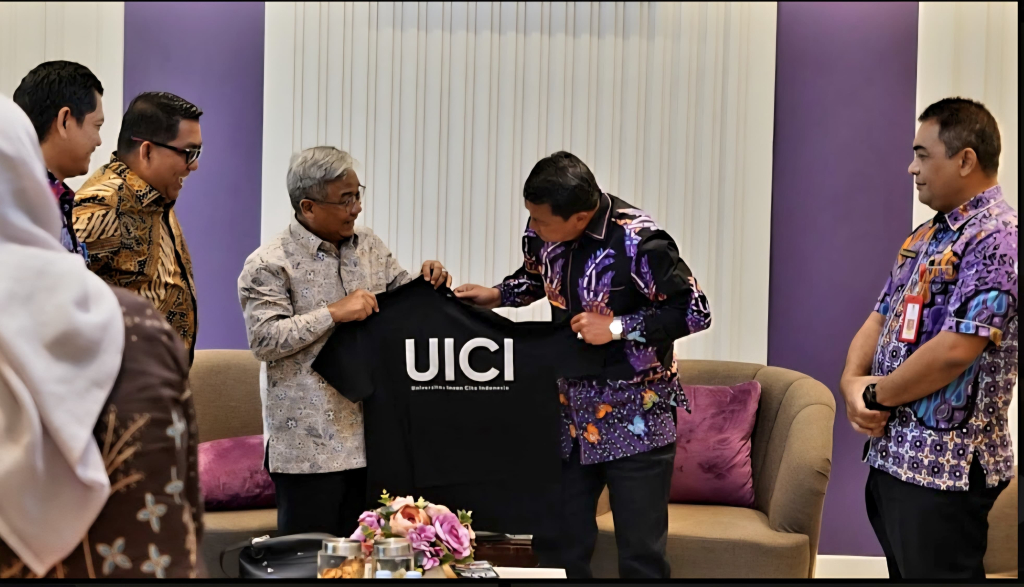 Rektor Universitas Insan Cita Indonesia (UICI) Prof. Asep Saefuddin menyerahkan Kaos berlogo UICI kepada Bupati Tangerang Banten H. Maesyal Rasyid saat audiensi guna perkuatan jejaring dan kerjasama.