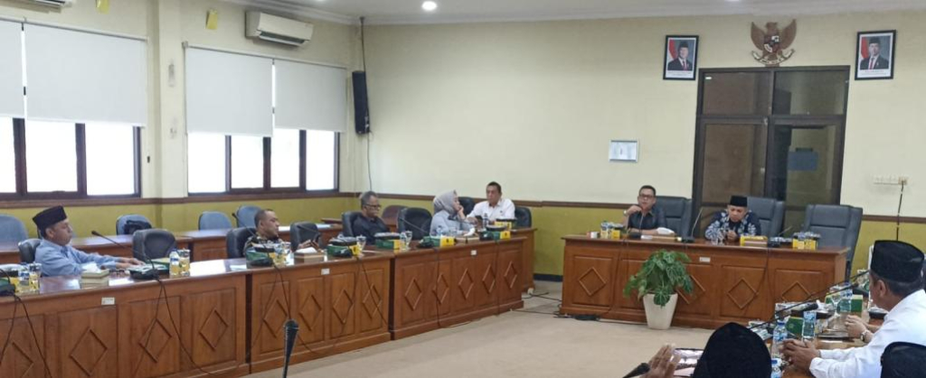 Suasana Rapat Dengar Pendapat di DPRD Sidoarjo membahas tentang kesiapan pelaksanaan Pilkades serentak yang melibatkan 80 Desa di Kabupaten Sidoarjo. (Foto JatimUPdate.id)