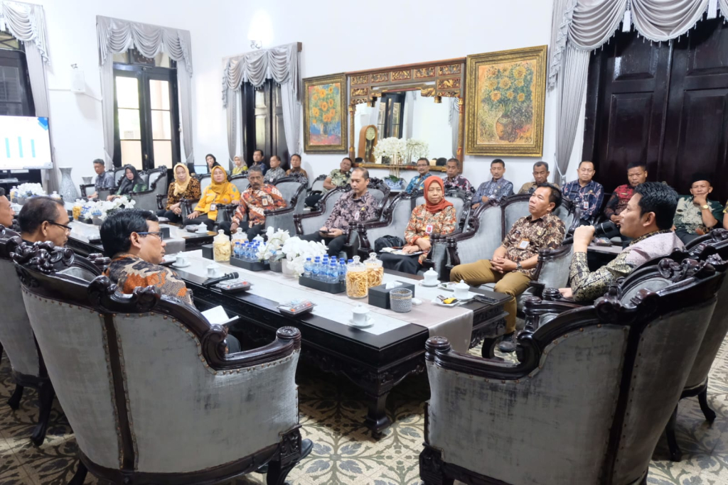 Koordinator dan pengelola pasar tradisional di Kabupaten Sidoarjo menyampaikan berbagai persoalan yang dihadapi para pedagang saat melakukan audiensi di Ruang Transit Pendopo Delta Wibawa, Kamis (7/5/2026). 