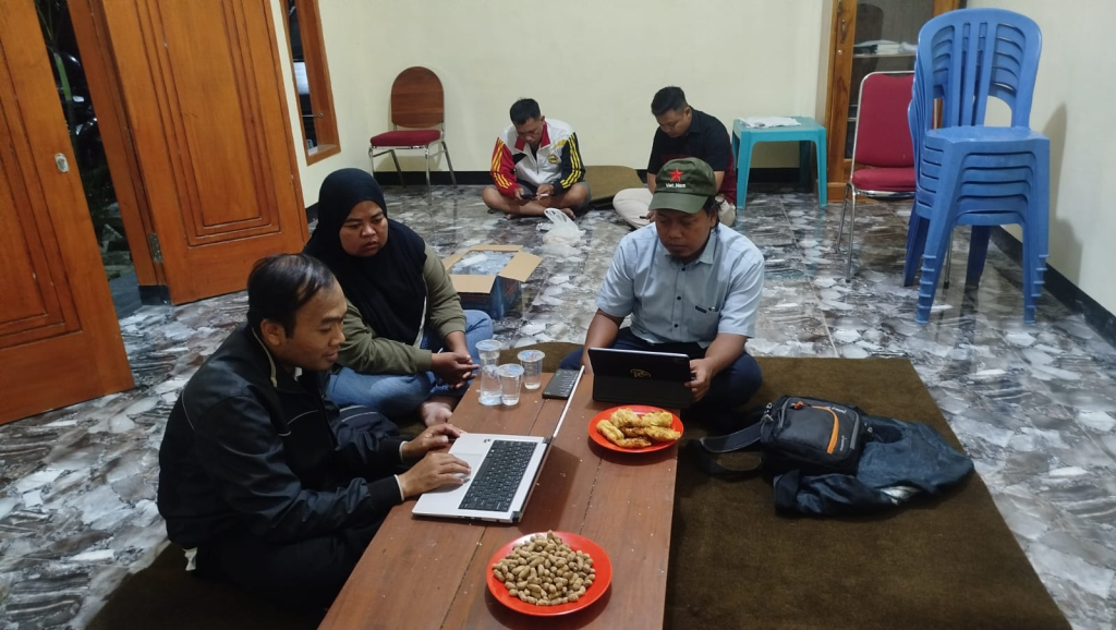 Direktur BUMDes Duta Karya Desa Pejaten, Kecamatan Bondowoso, Aris Effendi bersama TAPM Kabupaten Bondowoso Winartono didampingi Pendamping Lokal Desa Kecamatan Bondowoso, Marfiah saat menginput data.