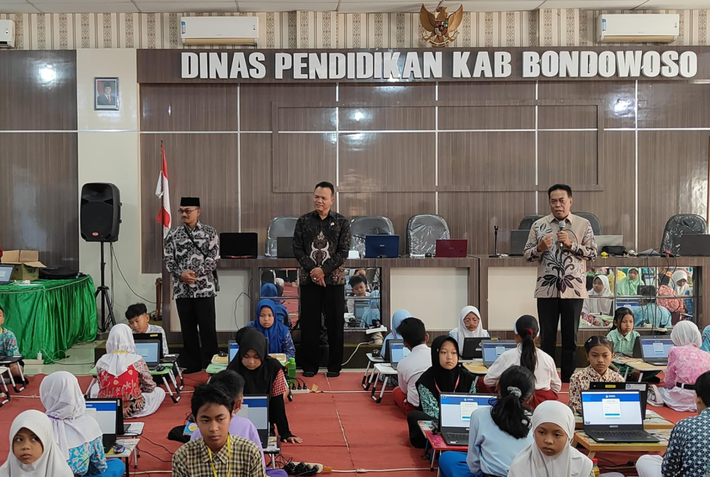 Kepala Dinas Pendidikan Bondowoso, Taufan Restuanto, menyampaikan arahan kepada peserta simulasi Olimpiade Sains Nasional (OSN) tingkat SD/MI tahun 2026 di Aula Ki Hajar Dewantara Dinas Pendidikan Bondowoso, Kamis (7/5/2026). Kegiatan tersebut diikuti rat