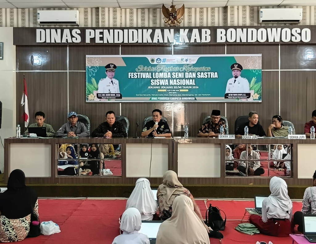 Kepala Dinas Pendidikan Bondowoso, Taufan Restuanto, saat membuka kegiatan seleksi Festival Lomba Seni dan Sastra Siswa Nasional (FLS2N) tingkat SD/MI Kabupaten Bondowoso tahun 2026 di Aula Ki Hajar Dewantara. (Foto: JatimUPdate.id)
