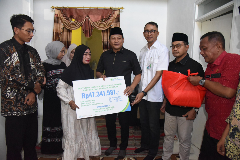 BPJS Ketenagakerjaan menyerahkan santunan kepada keluarga korban kecelakaan di Jalan Lingkar Timur serta keluarga almarhum Kepala Desa Buncitan, Jumat (8/5/2026).