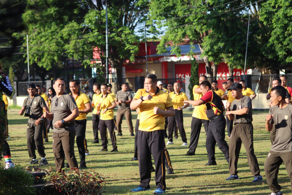 Semangat persatuan dan kekompakan terpancar kuat di pagi hari saat ratusan personel TNI dan Polri memenuhi halaman Mapolres Bondowoso. Momen olahraga bersama.