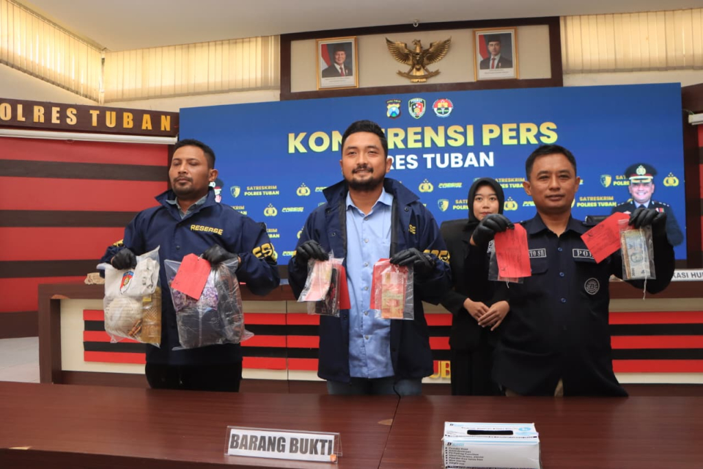 Polres Tuban Polda Jatim mengungkap peredaran uang palsu yang terjadi di wilayah Pasar Wage Desa Grabagan Kecamatan Grabagan, Kabupaten Tuban. 