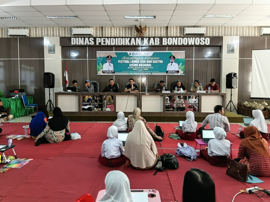 Peserta mengikuti seleksi FLS2N SD/MI tingkat Kab. Bondowoso 2026 di Aula Ki Hajar Dewantara Diknas Bondowoso, Jumat (8/5/2026). Karya cerita terbaik siswa rencananya akan dibukukan.