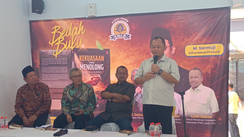 Sarmuji tengah merevisi buku karya dirinya dengan judul "Kekuasaan Yang Menolong bersama beberapa narasumber.