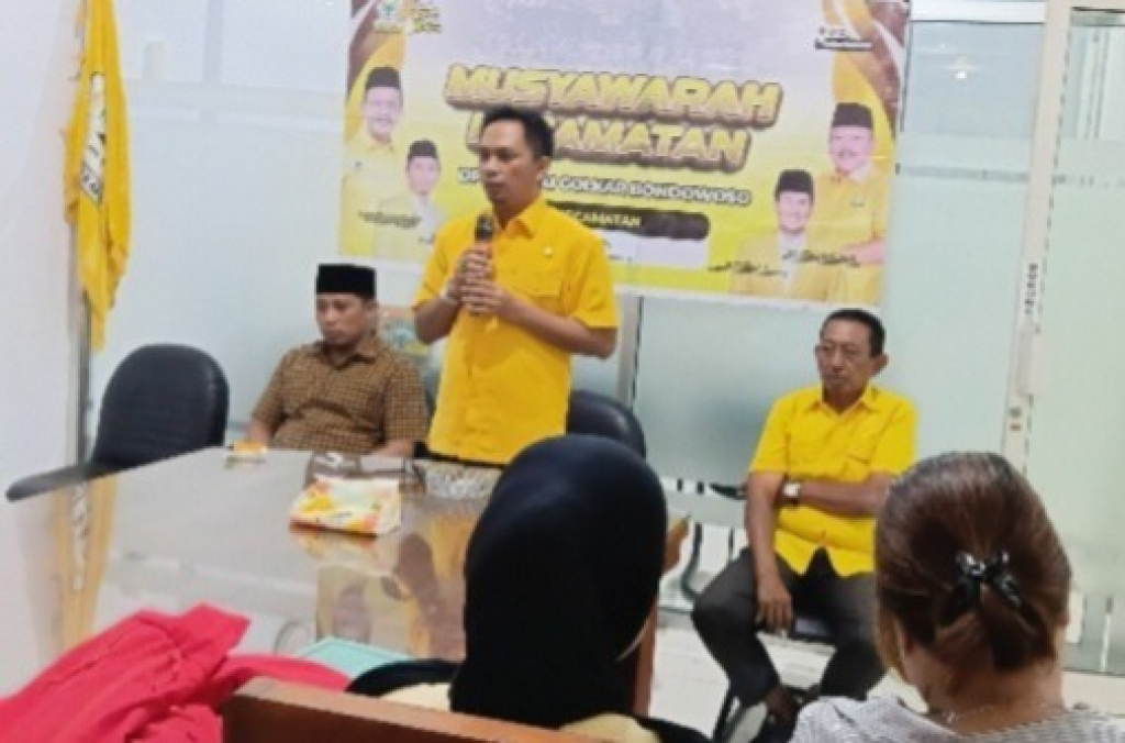 Ketua DPD Partai Golkar Bondowoso, Ady Kriesna, memberikan arahan saat pengukuhan PK Partai Golkar Maesan di Kantor CV Gagak Hitam, Desa Pakuniran, Kecamatan Maesan, Sabtu (9/5/2026).