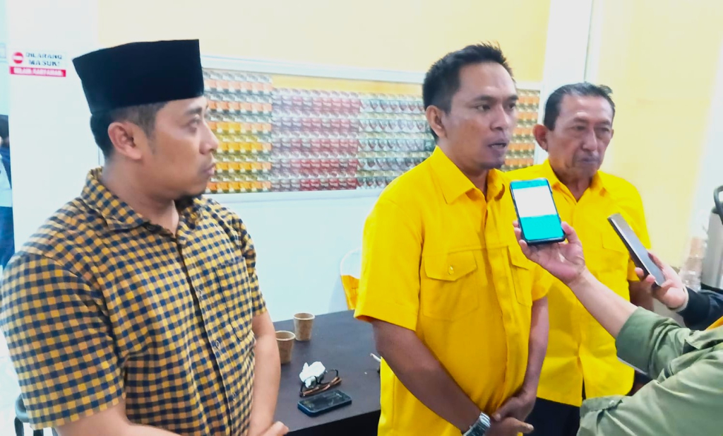 Ketua DPD Partai Golkar Bondowoso, Ady Kriesna, memberikan keterangan kepada wartawan usai agenda pengukuhan PK Partai Golkar Maesan di Kecamatan Maesan, Sabtu (9/5/2026).