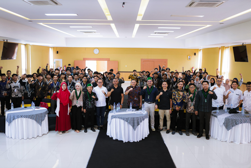 Mantan Ketum PB HMI Periode 1997-1999 Anas Urbaningrum saat bersama peserta Training Raya LK II & LKK Himpunan Mahasiswa Islam (HMI) Cabang Kota Bogor 2026 yang resmi ditutup pada Minggu, (10/05/2026).