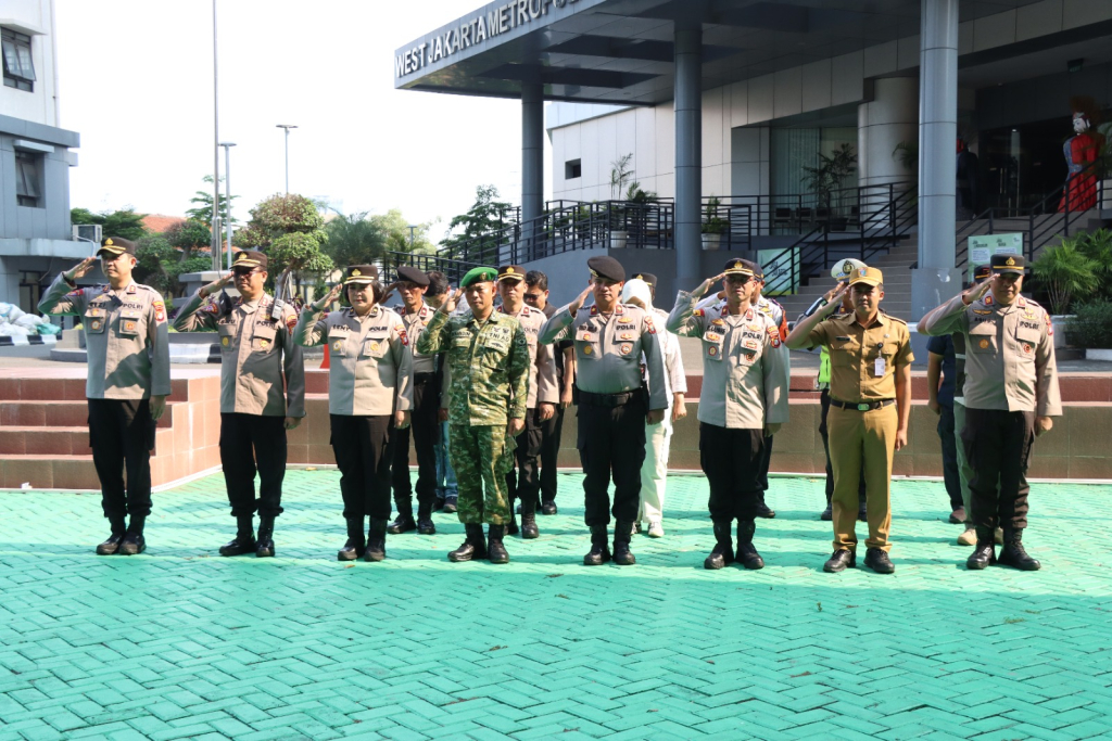 Polres Metro Jakarta Barat menggelar apel pelayanan pengamanan gabungan di Lapangan Apel Polres Metro Jakarta Barat, Minggu (10/5/2026).