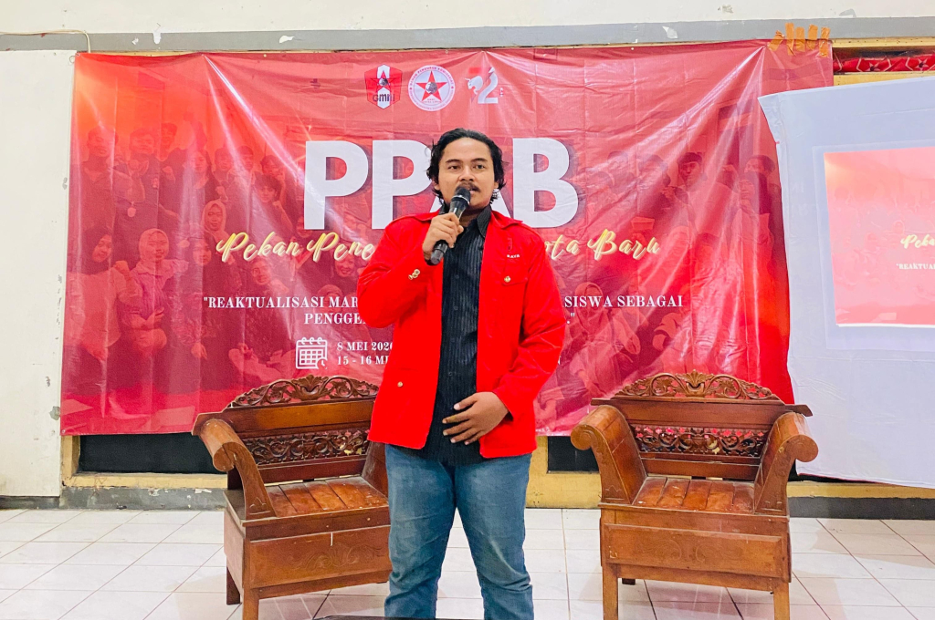 Ketua Komisariat DPK GMNI UNESA Lidah, Achmad Awang saat menyampaikan sambutan pada kegiatan Pekan Penerimaan Anggota Baru (PPAB), Jumat, (08/05/2026),  Wisma Marinda, Surabaya.