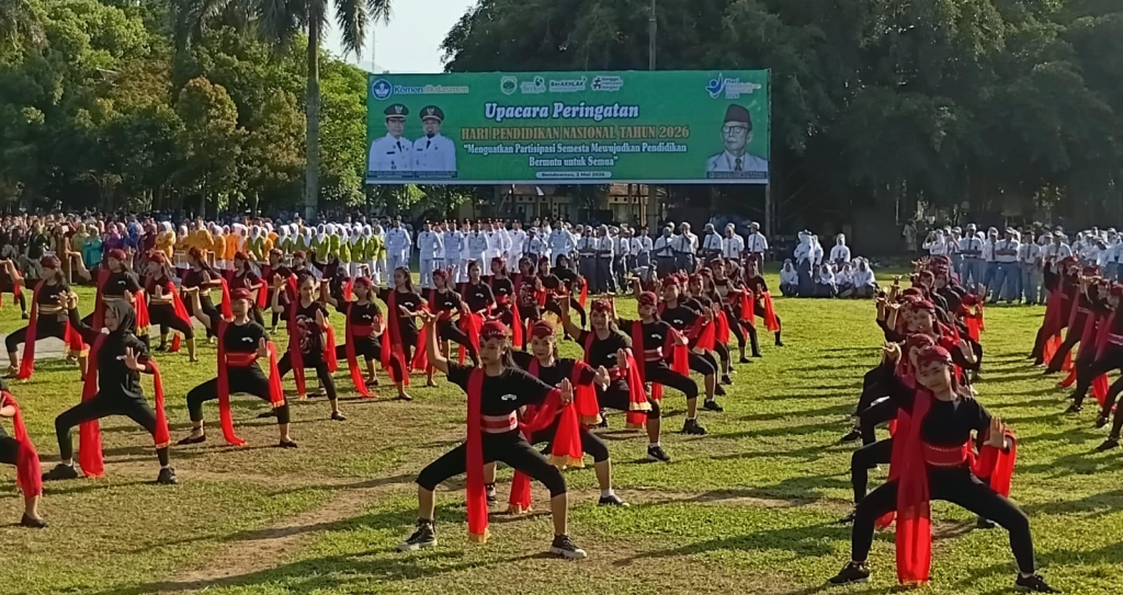 Ratusan pelajar menampilkan Tari Remo Sutina saat peringatan Hardiknas 2026 di Bondowoso. Pemerintah daerah mulai menghidupkan kembali tarian yang nyaris hilang melalui sekolah dan ruang publik.