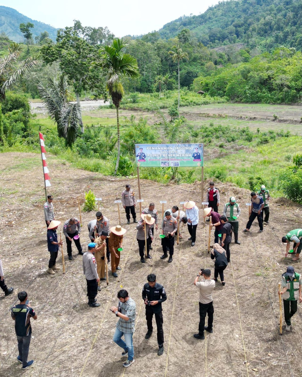 Polres Bener Meriah melaksanakan kegiatan Penanaman Jagung Kuartal II di Dusun Mantam, Kampung Tembolon, Kecamatan Syiah Utama, Senin (11/05/2026).