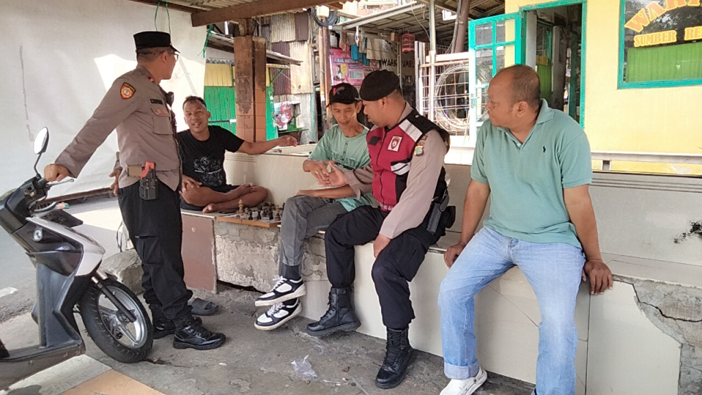 Polsek Kebon Jeruk Polres Metro Jakarta Barat menggelar kegiatan patroli kewilayahan melalui strong point dan patroli jalan kaki di sepanjang Jalan Arjuna Utara, Kelurahan Duri Kepa, Kebon Jeruk, Jakarta Barat, Selasa (12/5/2026).