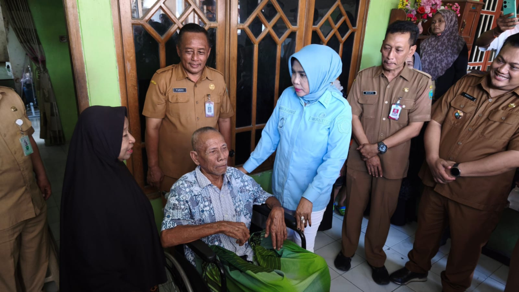 Wakil Bupati Sidoarjo Mimik Idayana kembali menunjukkan kepeduliannya kepada warga yang membutuhkan. Selasa (12/5/2026), ia menyerahkan bantuan kursi roda kepada dua warga lanjut usia.