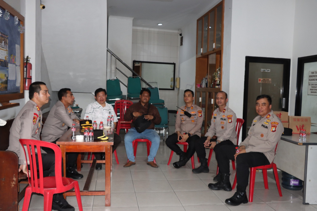 Kapolres Metro Jakarta Barat Kombes Pol Twedi Aditya Bennyahdi melakukan kunjungan monitoring pelayanan pengamanan gereja di wilayah hukum Polres Metro Jakarta Barat, Kamis (14/5/2026).