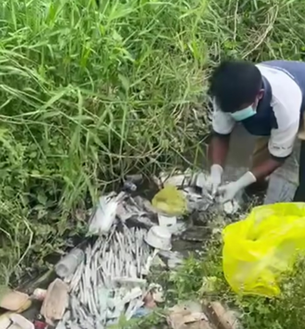 Seseorang tengah menemukan limbah medis di aliran sungai.
