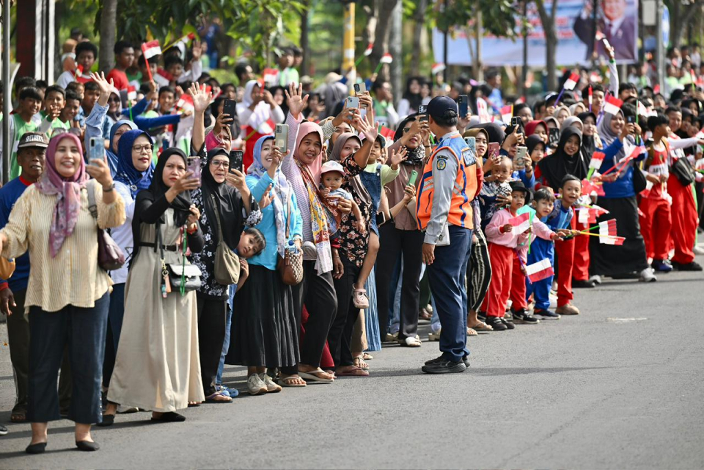 Ribuan warga Kabupaten Nganjuk antusias menyambut kedatangan Presiden Prabowo Subianto.