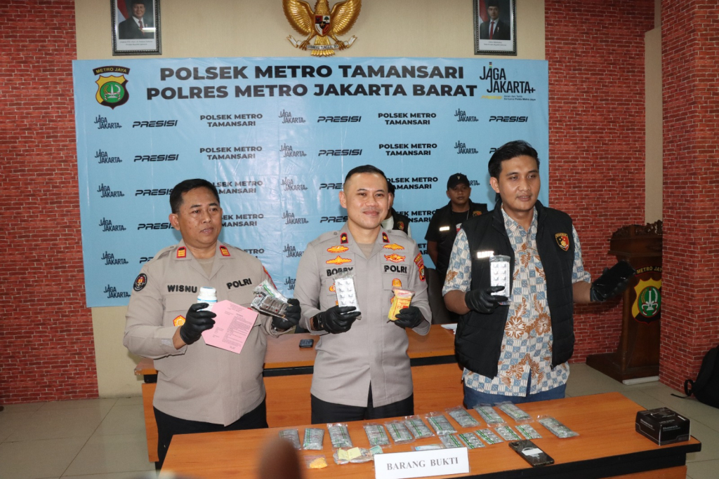 Reskrim Polsek Metro Tamansari Polres Metro Jakarta Barat berhasil mengungkap kasus peredaran obat-obatan keras ilegal yang berkedok toko kosmetik di kawasan Jalan Keamanan II RT 02/07.