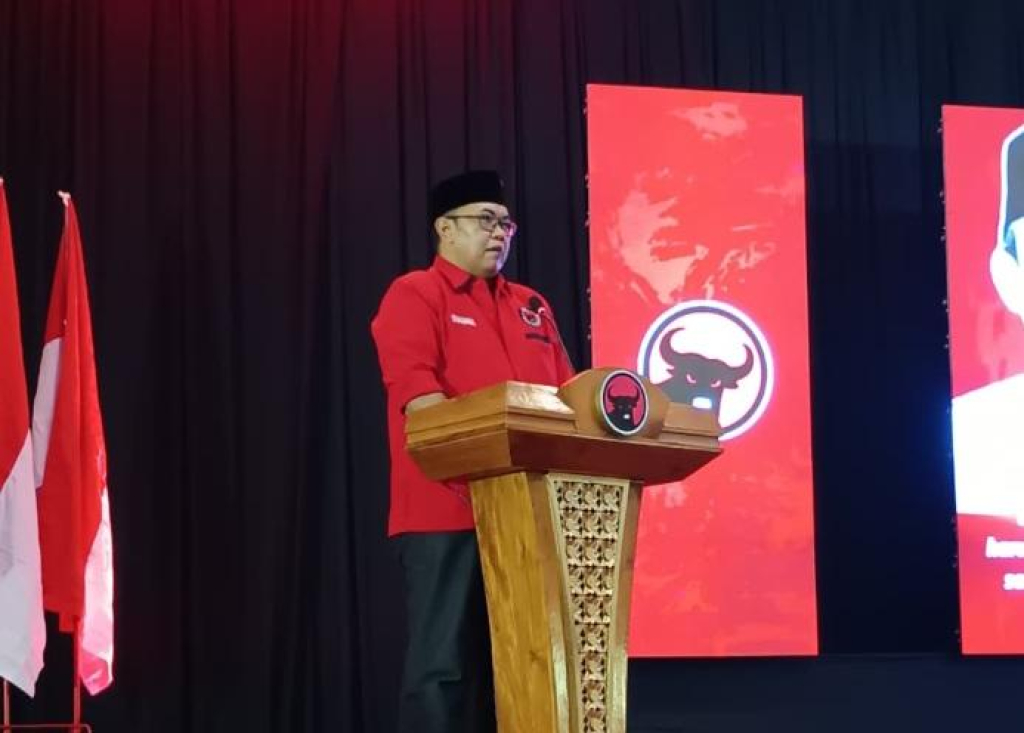Ketua DPC PDI Perjuangan Bondowoso, Sinung Sudrajad, menyampaikan sambutan usai pelantikan 23 Pengurus Anak Cabang (PAC) PDIP se-Kabupaten Bondowoso di Ijen View Hotel & Resort, Sabtu (16/5/2026).