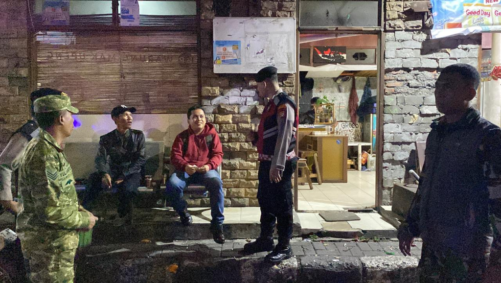 Polres Metro Jakarta Barat bersama unsur 3 Pilar menggelar patroli skala sedang di wilayah hukum Polres Metro Jakarta Barat pada minggu malam, (17/5/2026) 