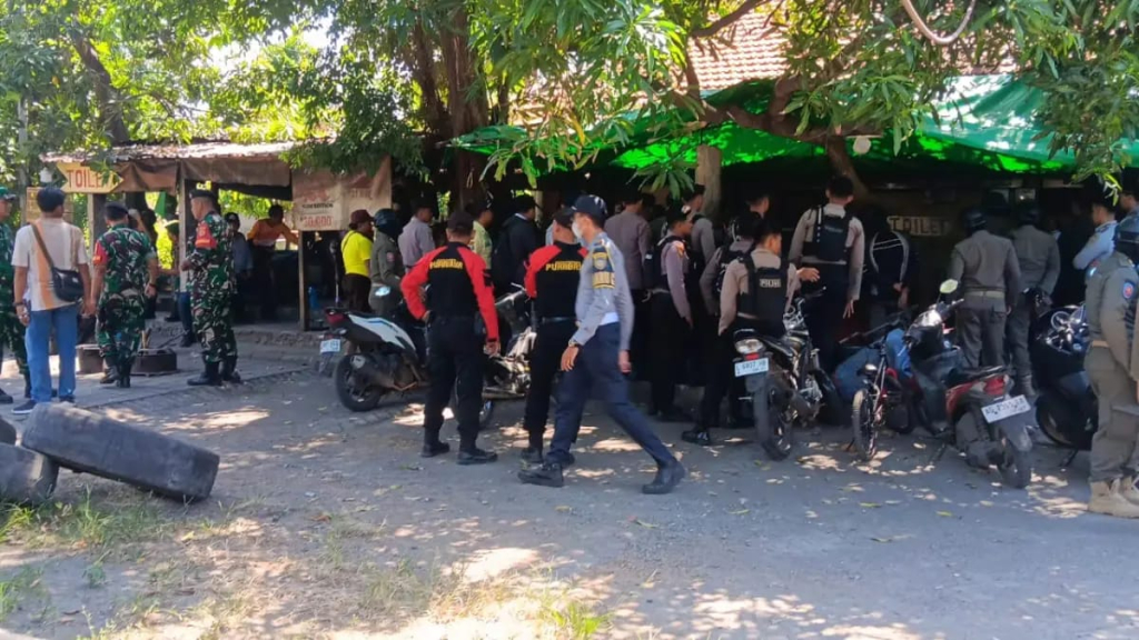 Satgas Gab. TNI, Polri, Kemenhub, dan Satpol PP Kab. Sidoarjo lakukan penertiban dan kosongkan tanah dan bangunan milik negara (BMN) di area belakang Terminal Tipe A Purabaya Bungurasih, Sidoarjo.
