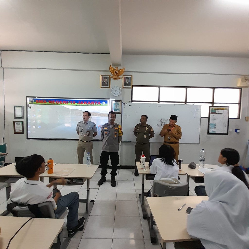 Polsek Tambora Bersama Lurah Tambora, Kepala Sekolah SMAN 19, Kasatpol PP Kelurahan Tambora, serta para siswa-siswi SMAN 19 Tambora gelar  Police Goes To School. (Foto Humas Polresta Jakarta Barat)