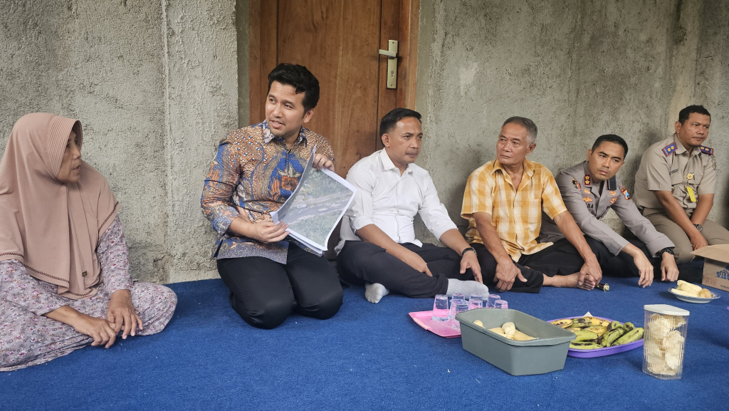 Emil Dardak saat mediasi persoalan lahan warga, ist