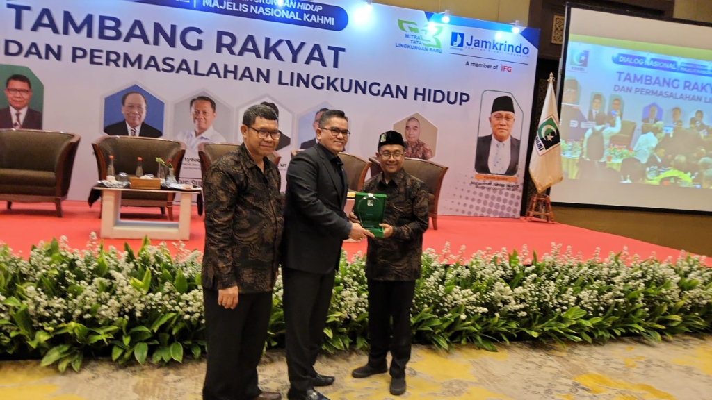 Sekjen MN Kahmi Syamsul Qomar memberikan plakat cenderamata kepada para narasumber.
