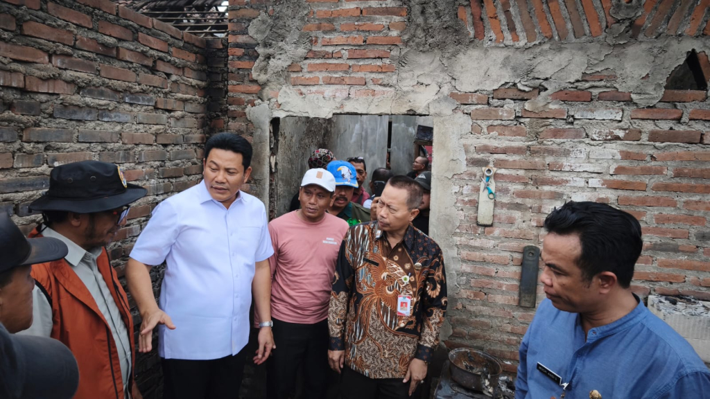 Bupati Sidoarjo Subandi mendatangi rumah milik Suliyadi yang terdampak kebakaran di Desa Grinting, Kecamatan Tulangan, Jumat (22/5/2026).