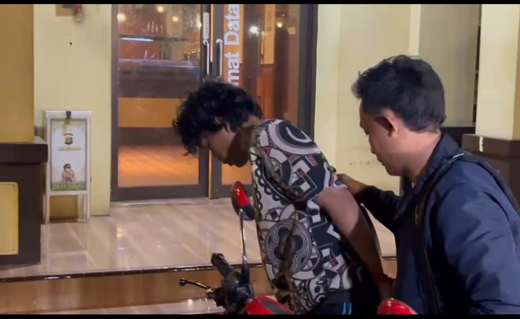 Tersangka pencurian handphone diamankan di  Polsek Tambora Polres Metro Jakarta Barat. (Foto Humas Polresta Jakarta Barat for JatimUPdate.id)