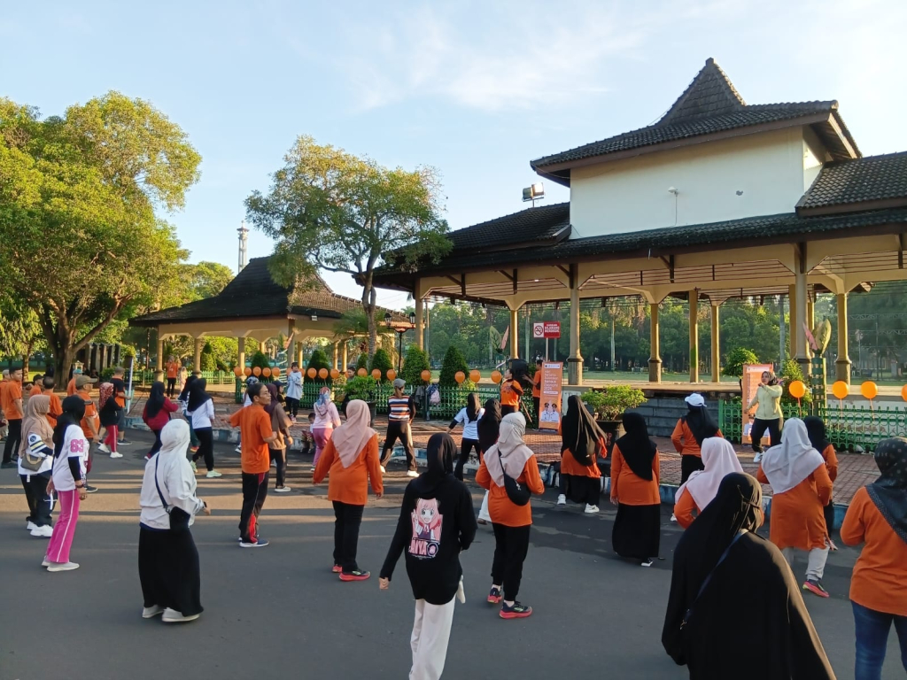 Warga mengikuti senam Zumba yang digelar BPS Bondowoso di kawasan Car Free Day Alun-alun Ki Ronggo Bondowoso, Minggu (24/5/2026). Kegiatan itu digelar sebagai bagian dari Sosialisasi SE 2026.