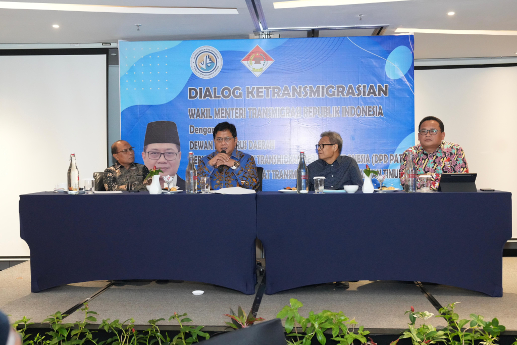 Wamentrans Viva Yoga Mauladi (duduk kedua dari Kanan) berdialog bareng  Perhimpunan Anak Transmigrasi Republik Indonesia (PATRI) di Samarinda, Kaltim. (Foto Humas Kementrans for JatimUPdate.id)