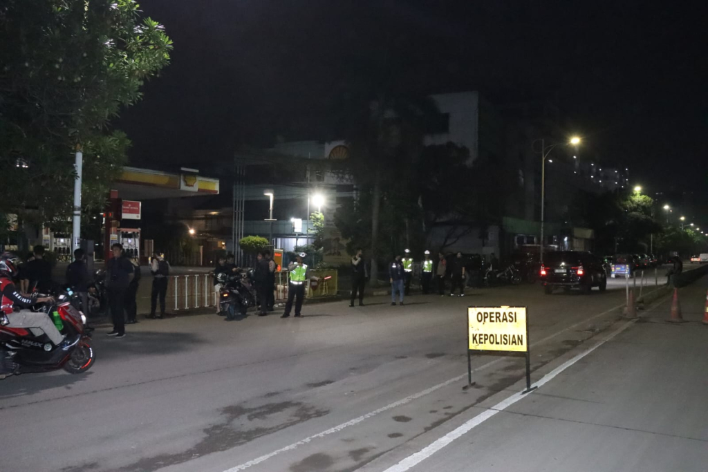 Polsek Kebon Jeruk menggelar operasi kepolisian bersama dengan 3 Pilar berupa razia stasioner di sejumlah titik rawan kejahatan jalanan, Minggu dini hari (24/5/2026).
