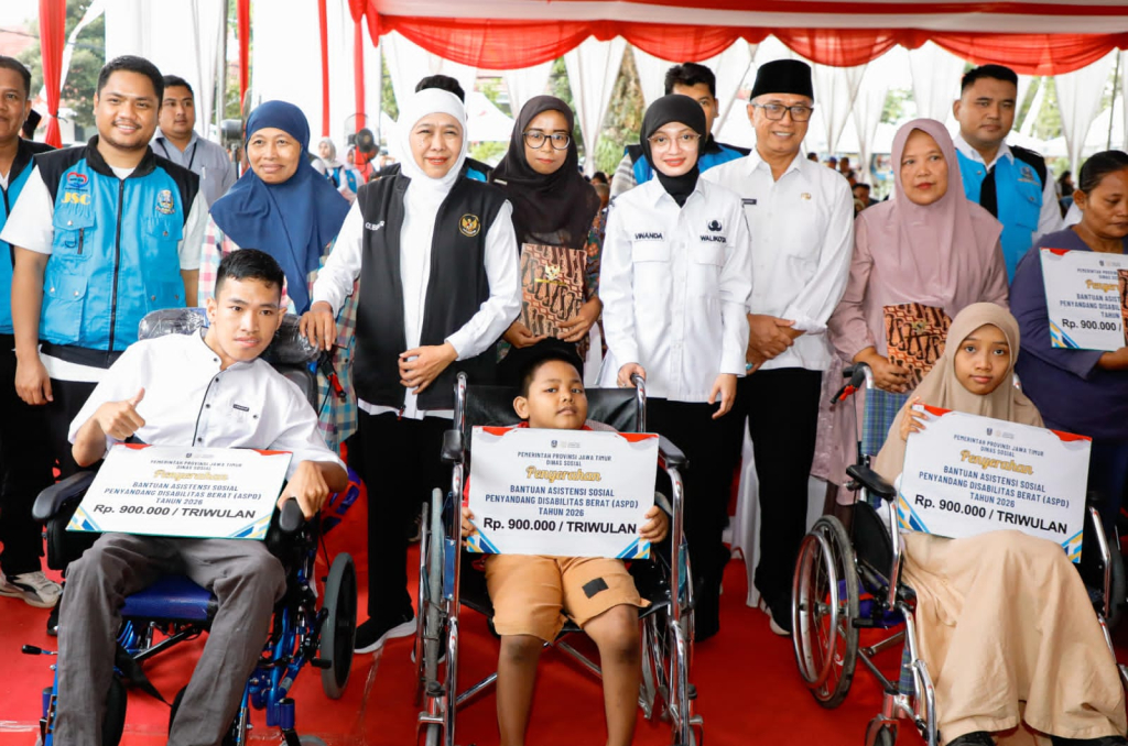 Gubernur Jawa Timur Khofifah Indar Parawansa menyalurkan bantuan sosial dan tali asih senilai Rp 1,819 miliar untuk masyarakat Kota Kediri di Balai Kota Kediri, Sabtu (23/5/2026).
