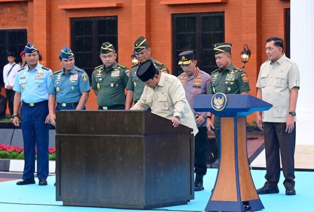 Presiden Prabowo Subianto menandatangani prasasti peresmian renovasi Museum dan Perpustakaan Sekolah Staf dan Komando Angkatan Darat (Seskoad) di Bandung, Jawa Barat, pada Senin, (25/05/2026).