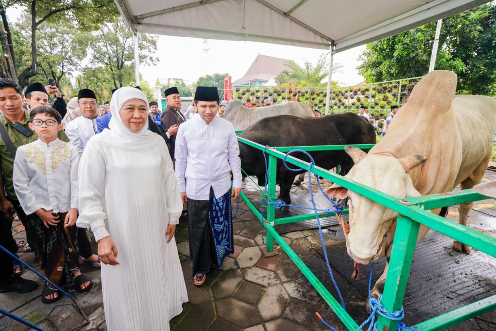 Gubernur Jatim Khofifah Indarparawansa berjalan didampingi Wagub Jatim Emil Dardak seusai menunaikan sholat Idul Adha.