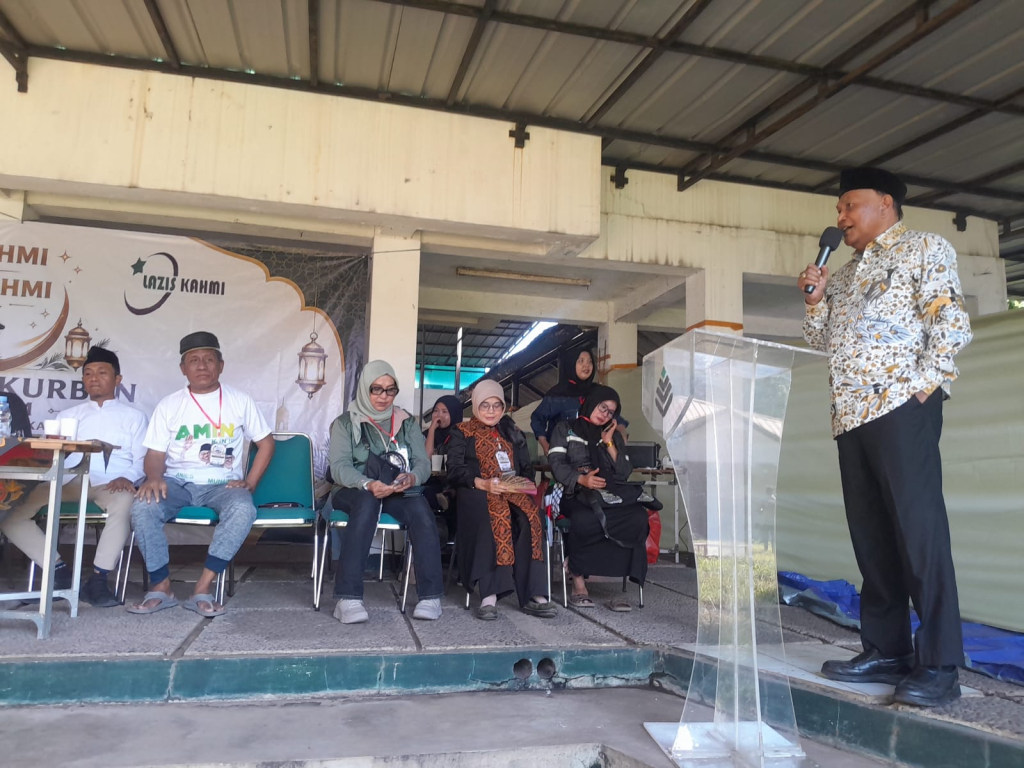 Koorpers MN KAHMI Prof. Dr. Ir. H. Abdullah Puteh, M.Sc memberi sambutan pada kegiatan Penyembelihan Hewan Kurban MN KAHMI 2026, di lingkungan Graha Insan Cita (GIC) Jl. Lafran Pane Sugutamu, Depok.