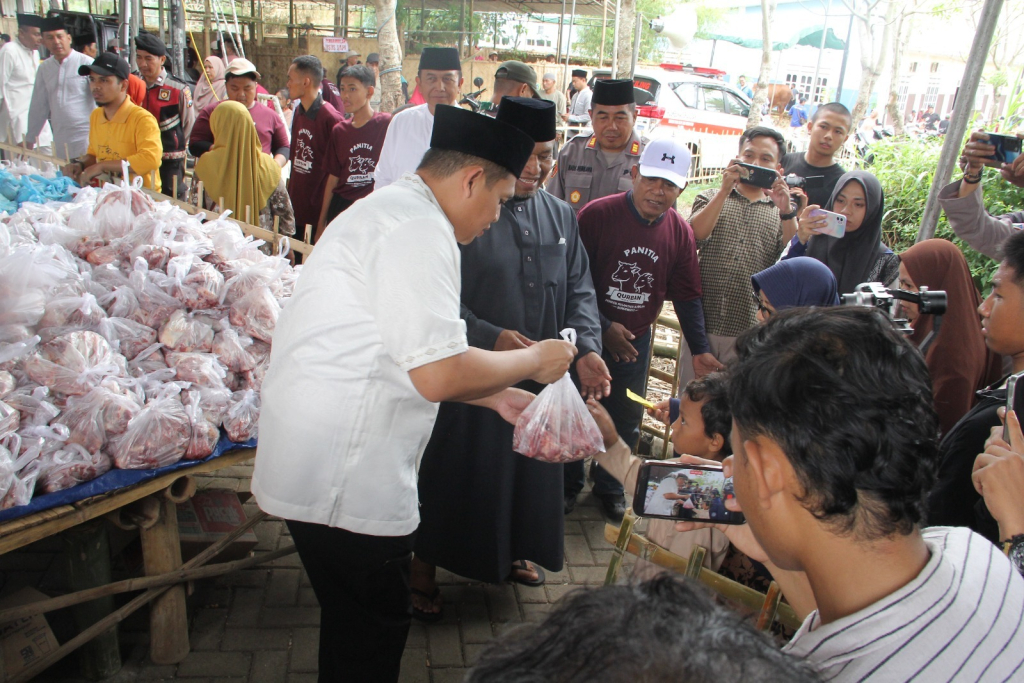 Pimpinan Ponpes Al-Ishlah Bondowoso membagikan daging kurban kepada warga saat distribusi 25 ribu kupon daging kurban Idul Adha 1447 H di lingkungan pondok pesantren, Rabu (27/5/2026).
