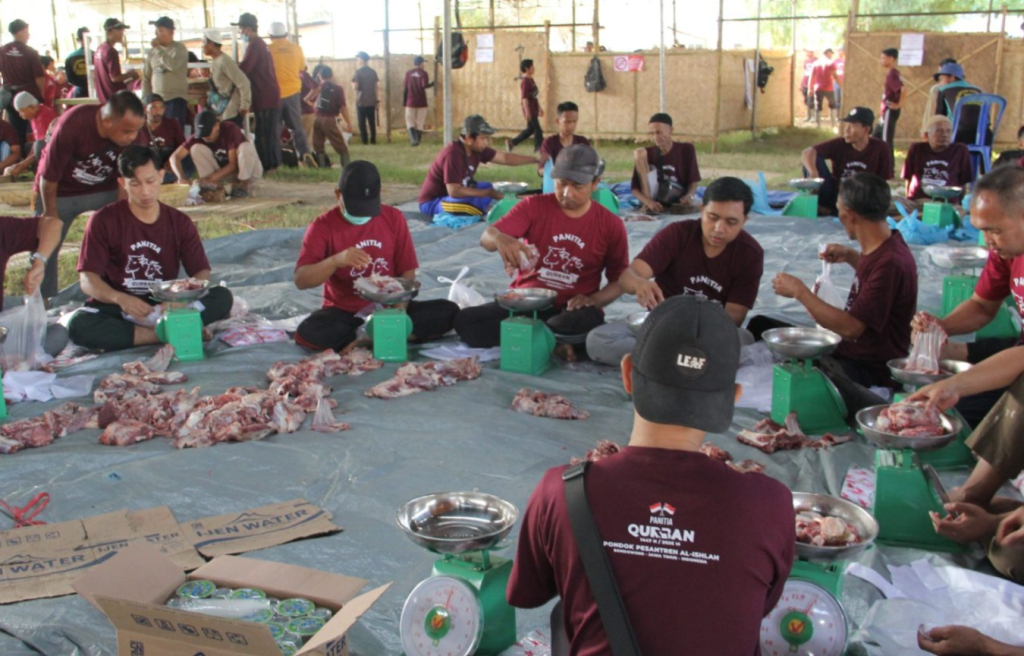 Panitia kurban Ponpes Al-Ishlah Bondowoso menimbang dan mengemas daging kurban sebelum dibagikan kepada masyarakat, Rabu (27/5/2026). (Foto Istimewa)