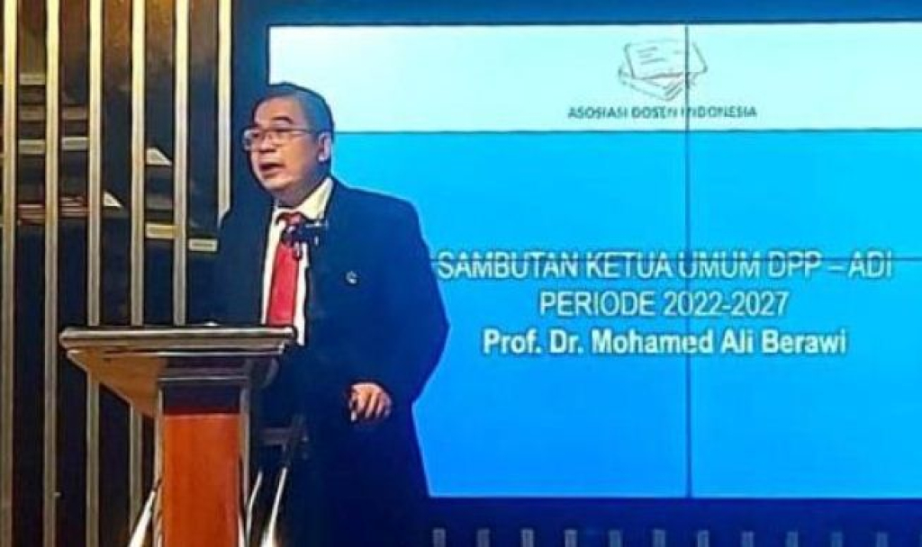 Ketua Umum Asosiasi Dosen Indonesia Prof. Dr. Mohammed Ali Berawi saat memberikan sambutan (Foto Humas SMSI for JatimUPdate.id)