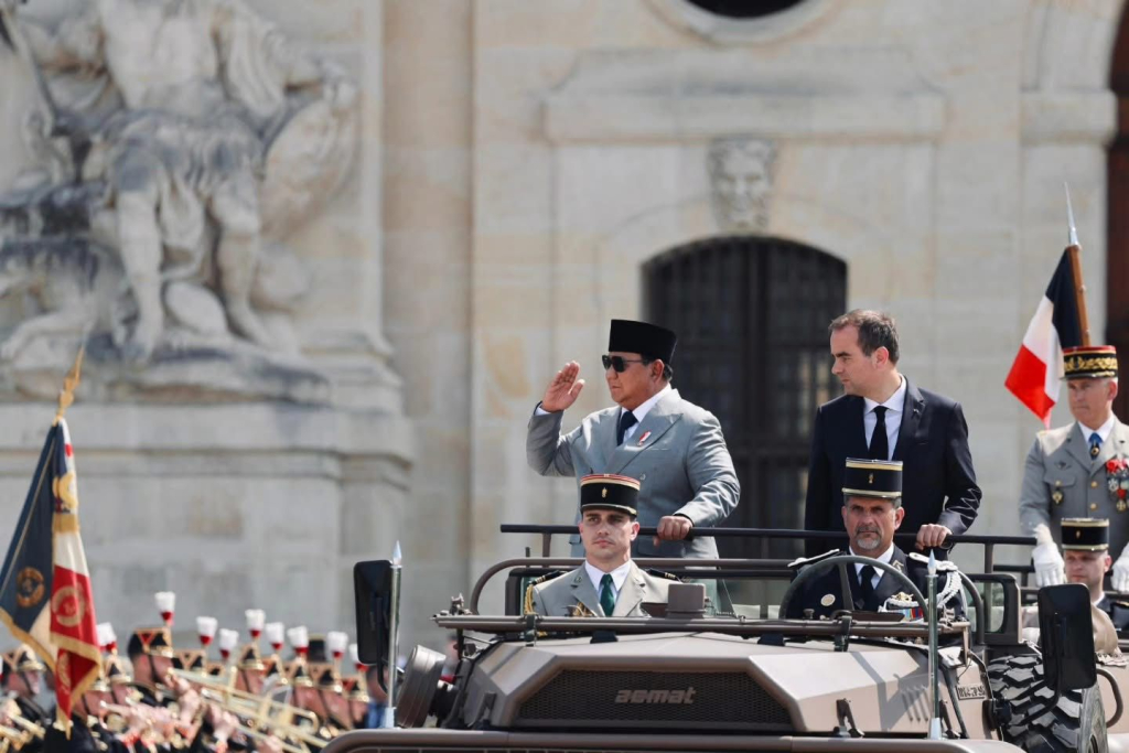 Presiden Prabowo Subianto mendapatkan sambutan hangat Dari Presiden Prancis Emmanuel Marcon. Saat Presiden Prabowo mendapatkan penghormatan kenegaraan dari pasukan Prancis setibanya di Paris.