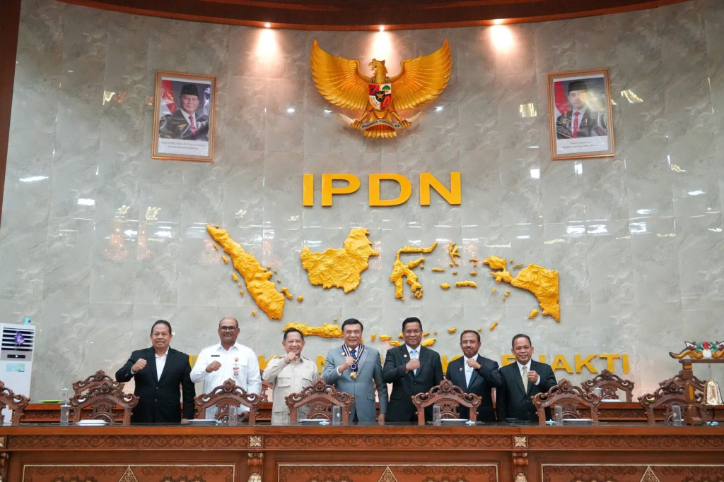 Menko Polhukam Djamari Chaniago bersama Mendagri Tito Karnavian saat berada di Kampus IPDN Jatinangor.