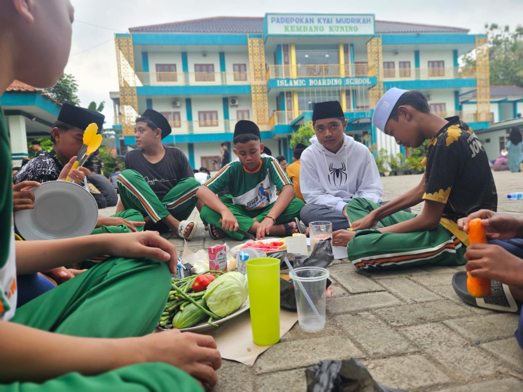 Ratusan murid dari jenjang Madrasah Tsanawiyah (MTs) dan Madrasah Aliyah (MA) Kyai Mudrikah Kembang Kuning mengasah keterampilan memasak.