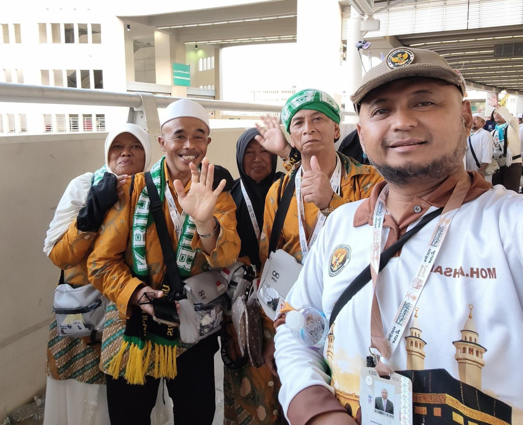 Jemaah haji asal Bondowoso yang tergabung dalam Kloter SUB 85, 86, dan 87 berhasil menyelesaikan rangkaian ibadah Armuzna, termasuk lontar jumrah di Mina. Kondisi jemaah, termasuk lansia, dilaporkan sehat dan tetap bersemangat. (Foto: Istimewa)